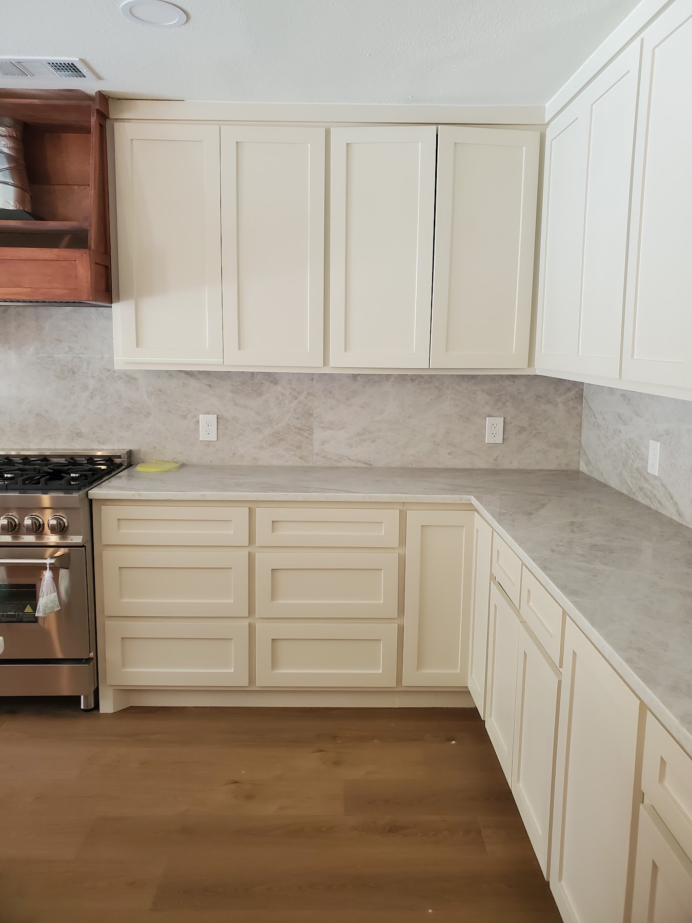 Completed white kitchen with custom cabinetry and backsplash